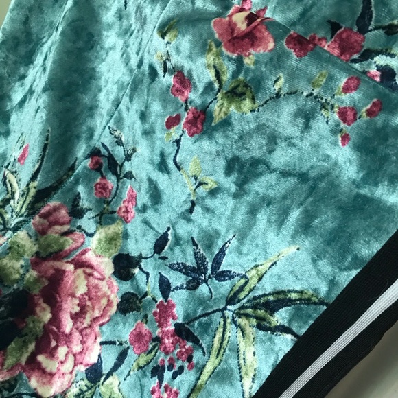 Out From Under velvet floral stirrup leggings with side stripes xs/s - Picture 2 of 2